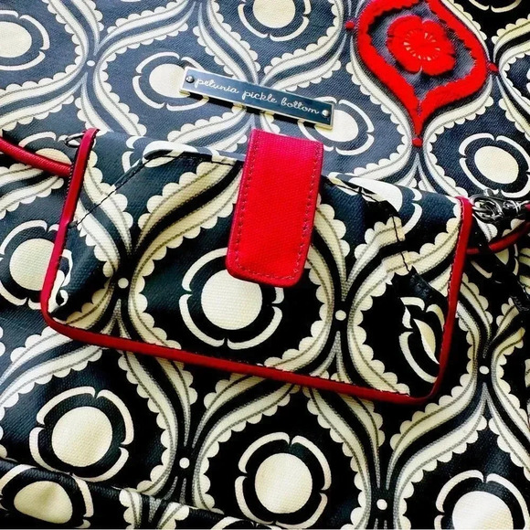 Petunia Pickle Bottom Evening In Islington Boxy Diaper Bag W Crossbody/Wristlet - Picture 8 of 16